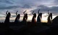 رقص دختران خسته بعد از کار سیاه در معدن