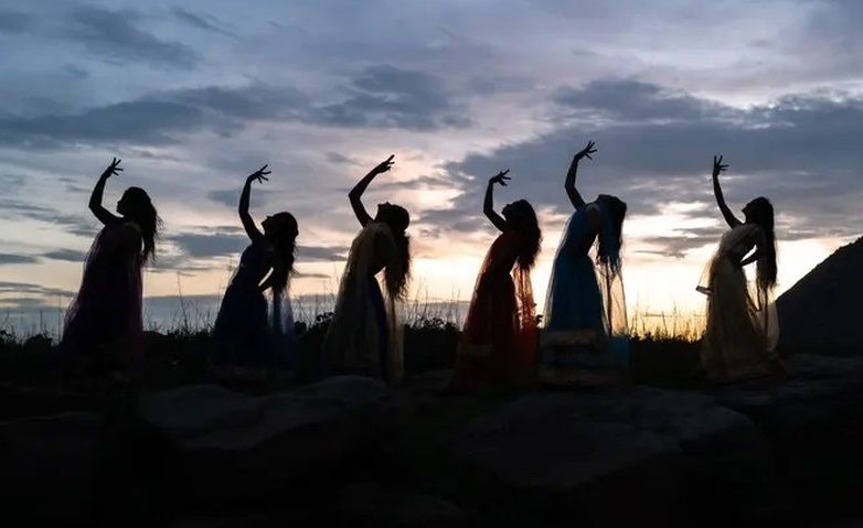 رقص دختران خسته بعد از کار سیاه در معدن
