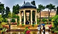 عکسی از یک بنر در آرامگاه حافظ که فراگیر شد