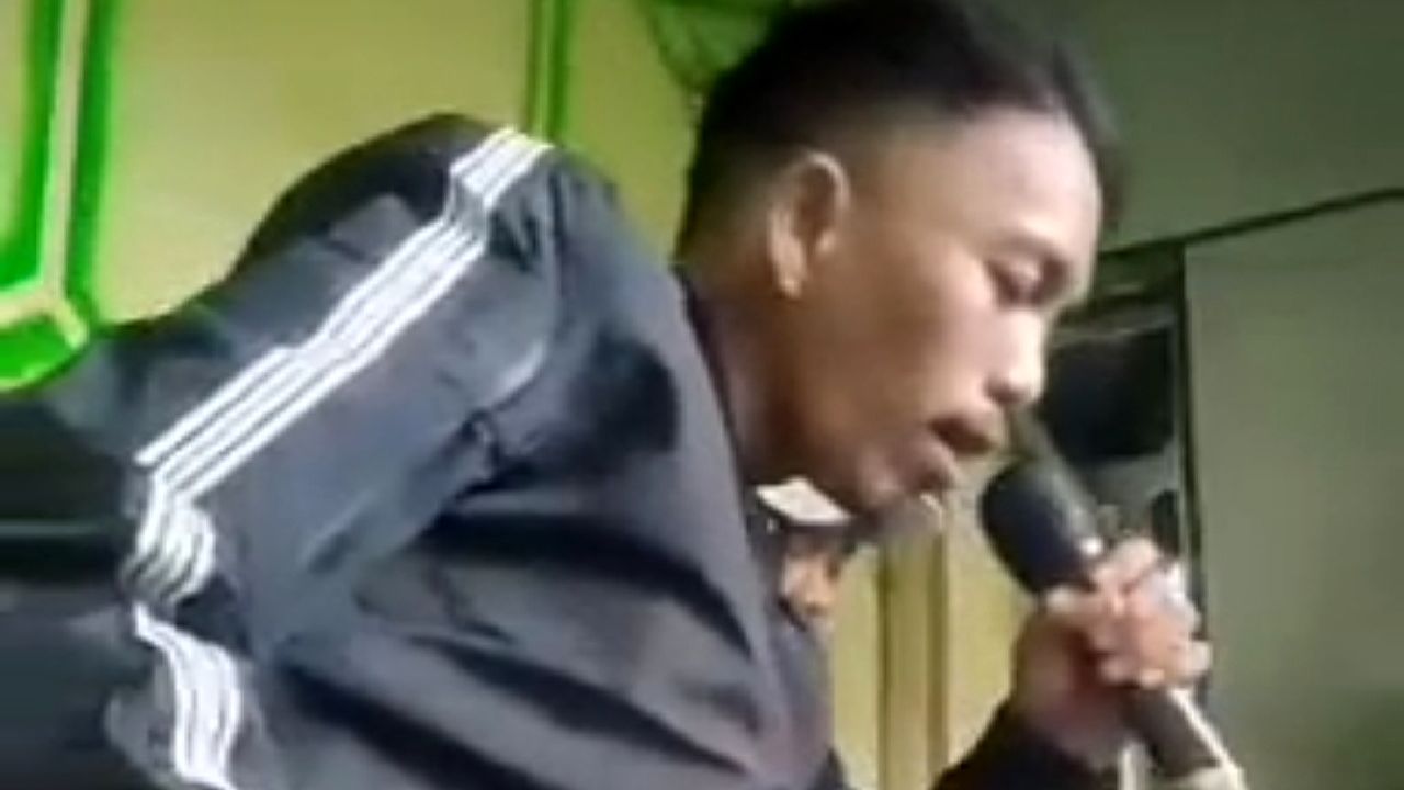 لحظه انفجار میکروفون هنگام اجرای یک خواننده