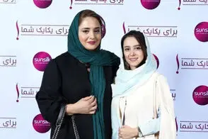 ژست عجیب الناز حبیبی در آغوش نرگس محمدی