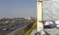 سقوط تابلو غول پیکر روی سر یک زن بدشانس