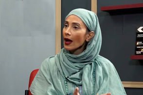 چهره سراسر غم و اندوه سحر زکریا در ختم پدرش