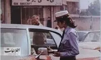 تصویری قدیمی از صف زنان برای آزمون رانندگی