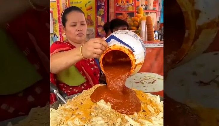 مشهورترین پاستای هندی را این خانم فروشنده آماده می کند