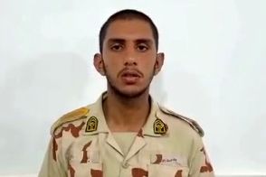 دلجویی سرباز مرزبانی از شهروندِ سالمند
