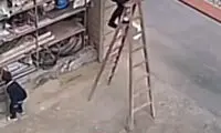 پسر بچه‌ای که مانع سقوط مادرش شد!