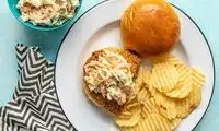 طرز تهیه ساندویچ ران مرغ لذیذ با سالاد کلم