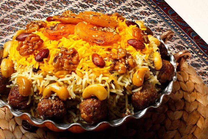 طرز تهیه گردو پلو با مرغ ریش‌ریش؛ شیک و مجلسی