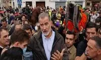 مردم عصبانی با سنگ از پادشاه اسپانیا استقبال کردند!