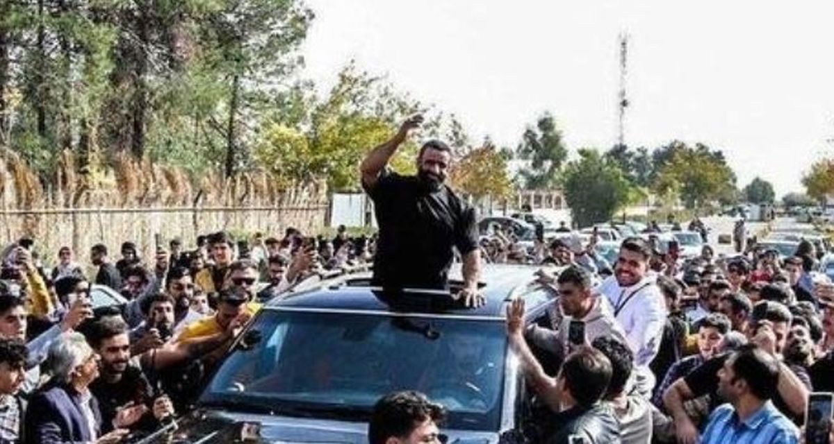 ادای احترام هادی چوپان به پرچم ایران از پنت‌هاوس لاکچری