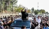 ادای احترام هادی چوپان به پرچم ایران از پنت‌هاوس لاکچری