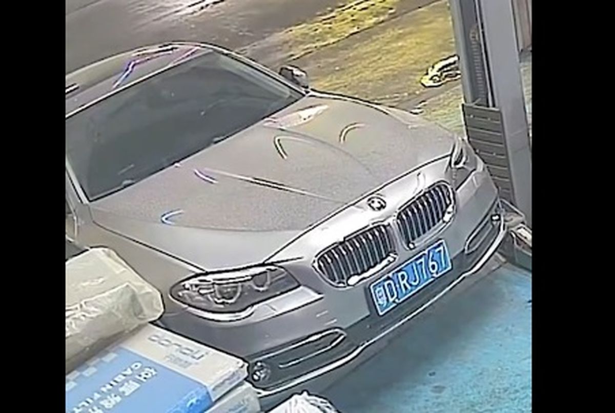 نجات BMW از له شدن توسط تعمیرکار فراموش‌کار