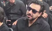اشک‌های احسان خواجه‌امیری در مراسم بدرقه پدرش