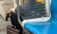 وضعیت غمگین یک مرد عاشق و خسته در  مترو تهران