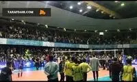 بزن بزن جنجالی ملی‌پوش والیبال با تماشاچی‌ها