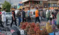 ژست خاص یک دستفروش قاجاری مقابل دوربین