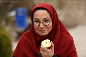 بازیگر سریال کمربندها را ببندیم در یک کافه قدیمی