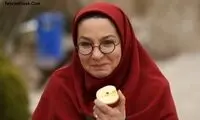 بازیگر سریال کمربندها را ببندیم در یک کافه قدیمی