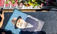 اتفاق عجیبی که برای سنگ مزار اکبر عبدی افتاد