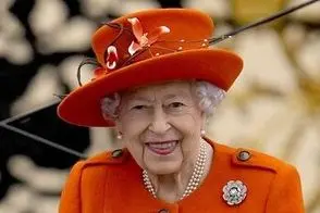 ملکه الیزابت در حال مطالعه کتاب در قلعه ویندزور