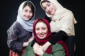 قاب مادر دختری ژاله صامتی در پشت صحنه یک تئاتر