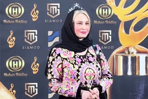 مریم کاویانی با استایل لوکس صورتی در جشن حافظ