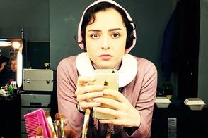 قاب زیرخاکی از کودکیِ ترانه علیدوستی روی دوش پدرش