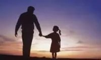 عکسی ناب از لحظات خوشگل دختر پدری در خیابان