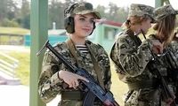 ملکه‌های زیبایی بلاروس اسلحه دست گرفتند