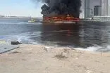 تصویری از آتش‌سوزی شدید یک کشتی در ساحل دبی