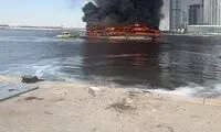 تصویری از آتش‌سوزی شدید یک کشتی در ساحل دبی