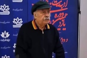 بازیگر مشهور سینمای ایران عصا به دست شد