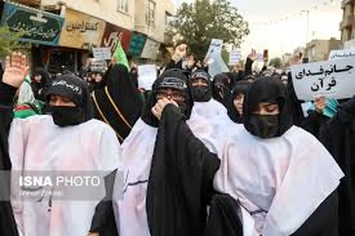 شعار زنان کفن پوش علیه عراقچی مقابل وزارت خارجه