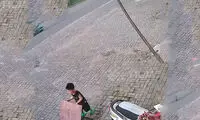 سرعت عمل مادربزرگ، پسر بازیگوش را نجات داد