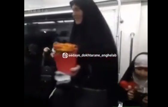 تصویری که یک زن محجبه در مترو نشان داد