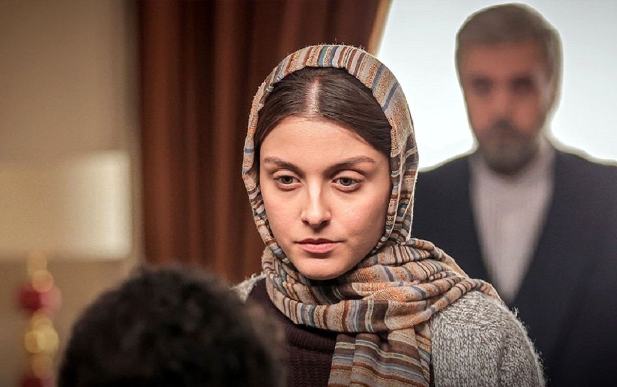   تیپ هالیوودی خانم بازیگرِ زخم کاری کنار برج ایفل 
