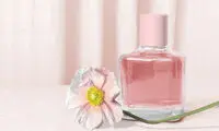 ۸ مزیت شگفت‌انگیز استفاده از عطر