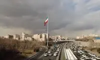 نصب بلندترین پرچم ایران در یکی از خیابان‌های تهران
