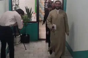 آموزش رژه نظامی به دانش‌آموزان توسط یک روحانی
