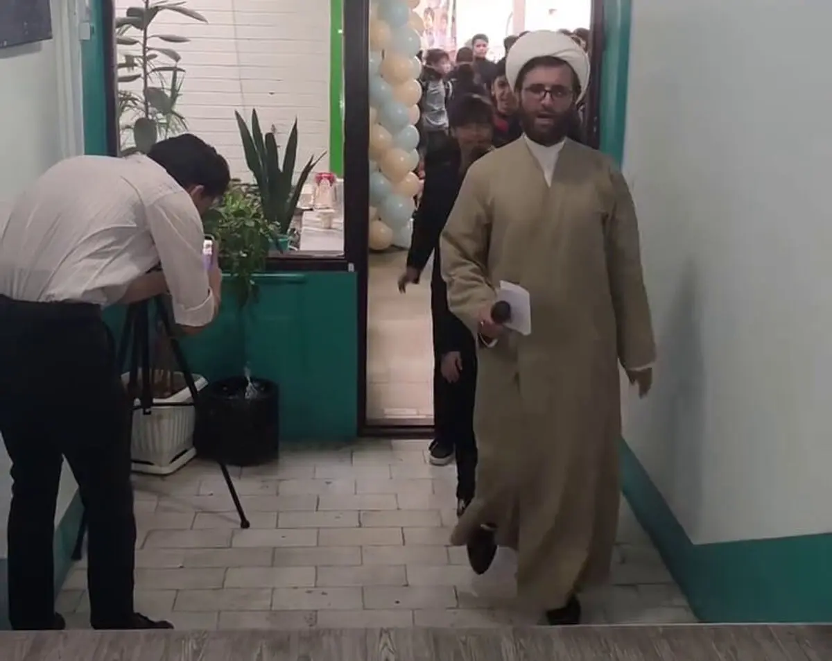 آموزش رژه نظامی به دانش‌آموزان توسط یک روحانی
