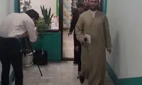 آموزش رژه نظامی به دانش‌آموزان توسط یک روحانی