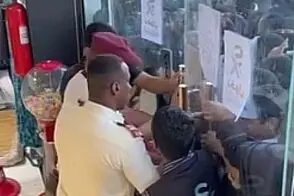 هجوم زنان عربستانی شیشه فروشگاه را شکست