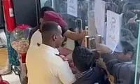 هجوم زنان عربستانی شیشه فروشگاه را شکست