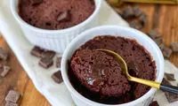 کیک خیس فنجونی بدون فر؛ دسر شکلاتی ۱۰ دقیقه‌ای
