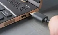 5 چیزی که هرگز نباید به پورت USB لپ‌تاپ خود وصل کنید
