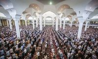 دو دختر جوان با استایل متفاوت در راهپیمایی تهران