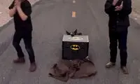 شعبده‌بازی بامزه دو پسر بچه به همراه یک سگ