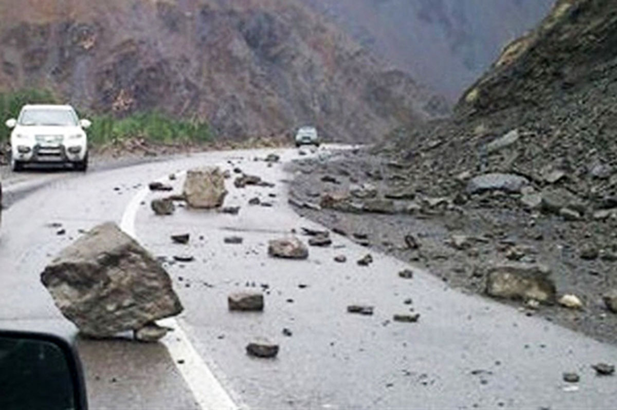 لحظاتی از ریزش دلهره‌آور کوه در جاده چالوس