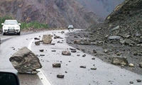 لحظاتی از ریزش دلهره‌آور کوه در جاده چالوس